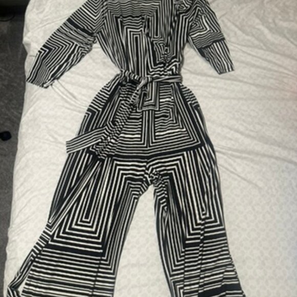Women's Printed Black and White V-Neck Long Sleeve Jumpsuit - Picture 5 of 7